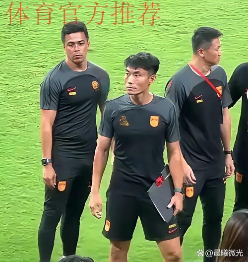 足球裁判徒步追强盗逼其弃逃 见义勇为受表扬